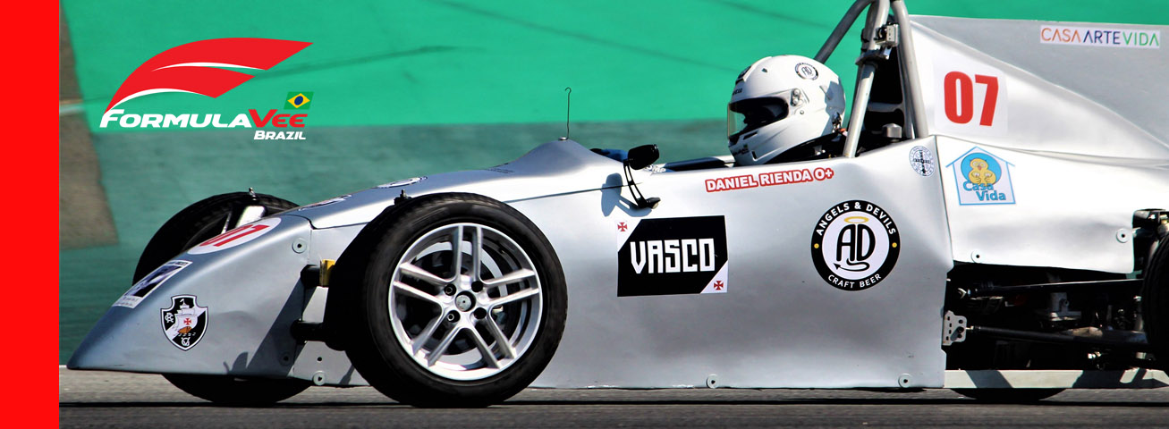 Piloto-torcedor faz estreia na FVee em Interlagos com carro do Vasco Gama