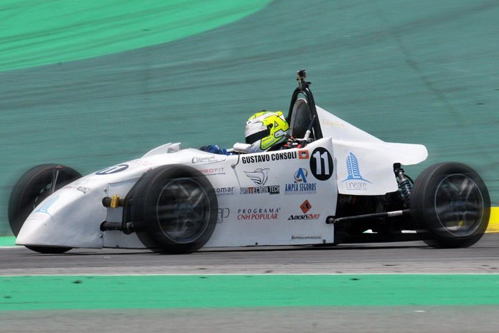 Piloto de Divinópolis dá show em sua estreia e fica em 3º em Interlagos