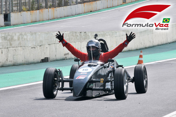 Movido a rifa, piloto “reina” em Interlagos e dispara na liderança do Paulista de FVee
